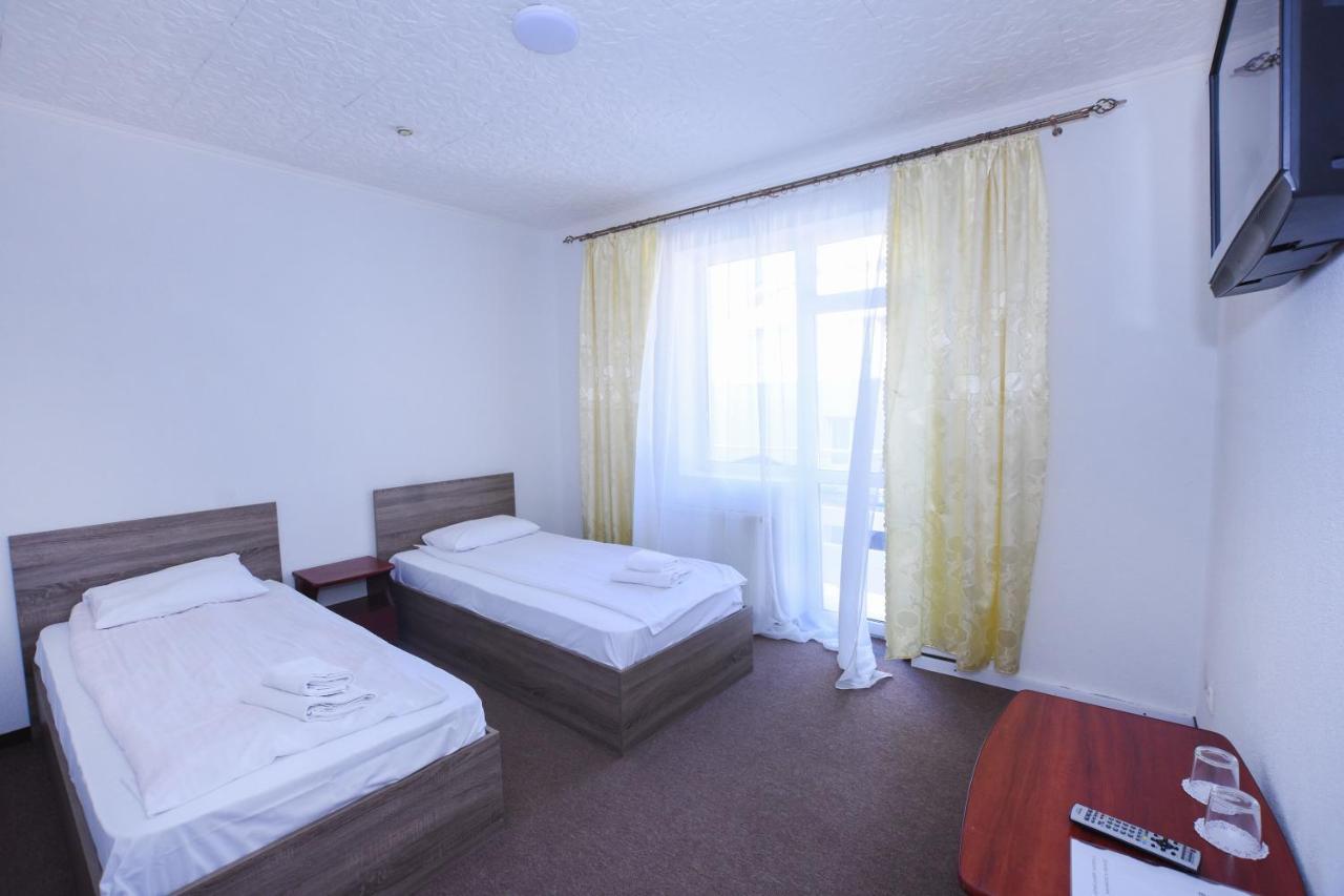 Hotel Continent โปลยานา ภายนอก รูปภาพ