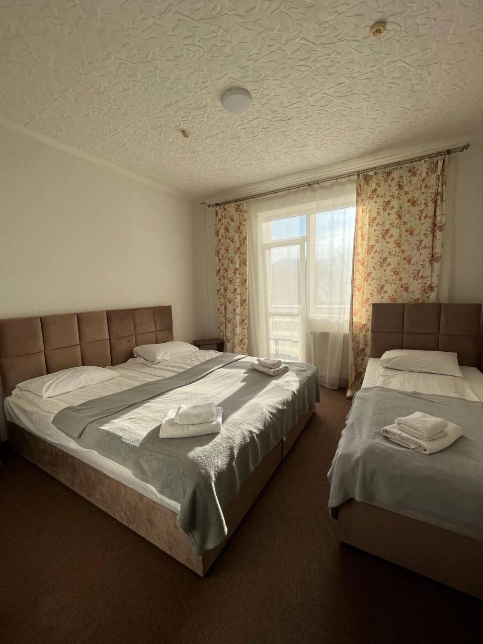 Hotel Continent โปลยานา ภายนอก รูปภาพ